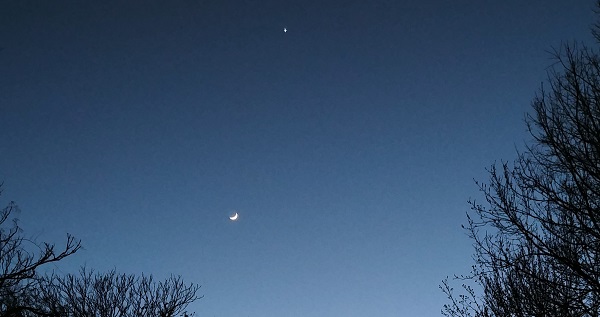 Moon and Venus over bikepath_zoomed in